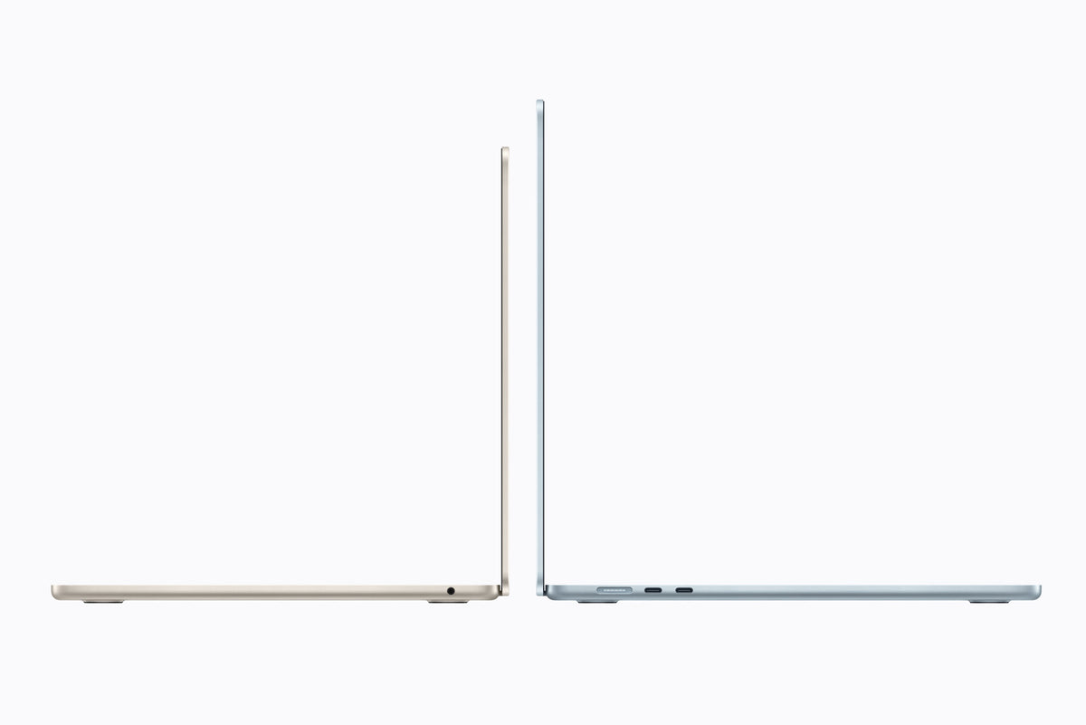 MacBook Air M5 13-inch Starlight beside 15-inch Sky Blue, side profile